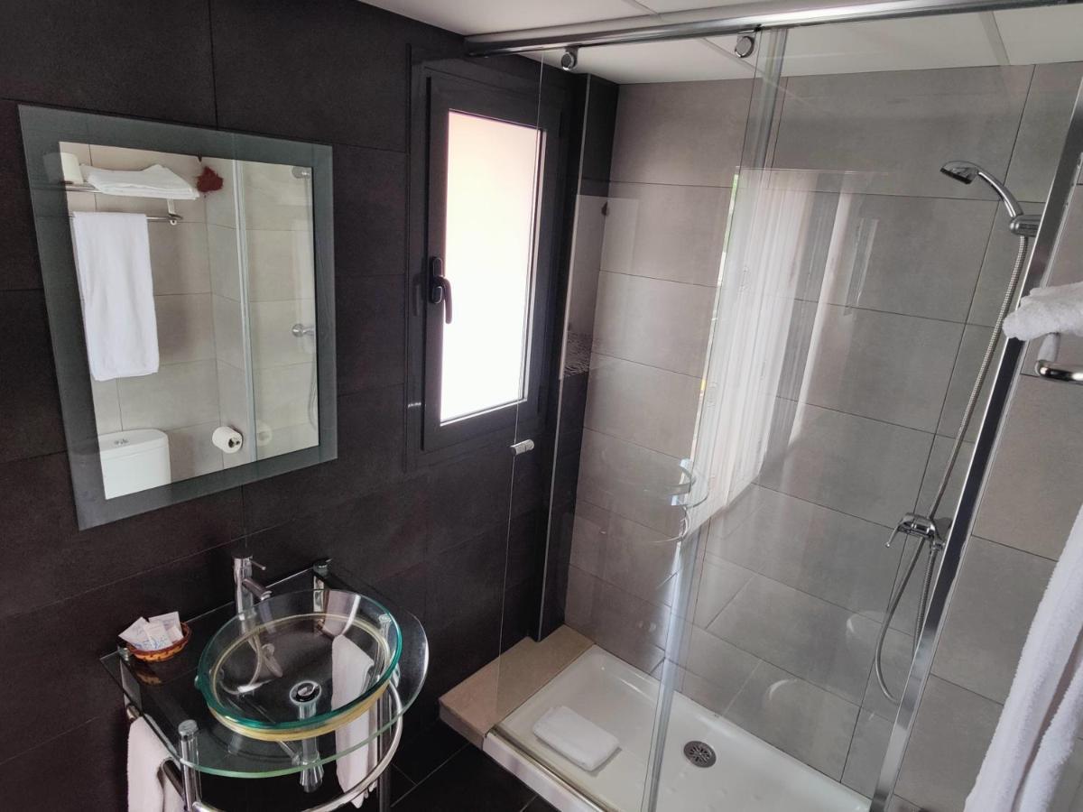 Hostal Manel Пинеда-де-Мар Экстерьер фото