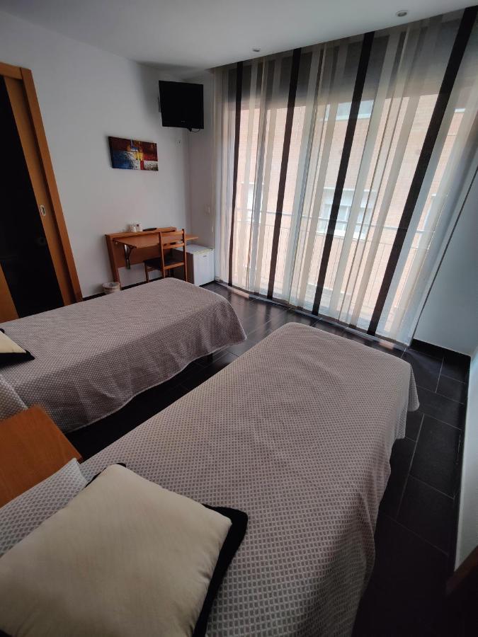 Hostal Manel Пинеда-де-Мар Экстерьер фото