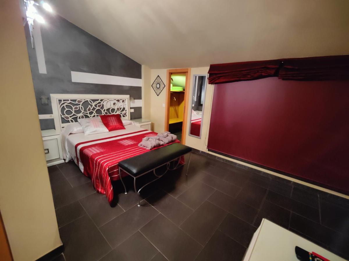 Hostal Manel Пинеда-де-Мар Экстерьер фото