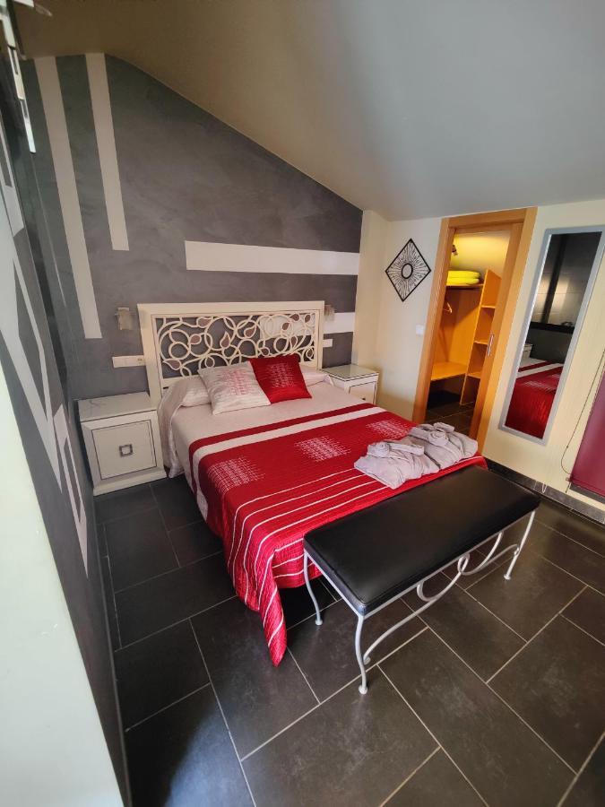 Hostal Manel Пинеда-де-Мар Экстерьер фото