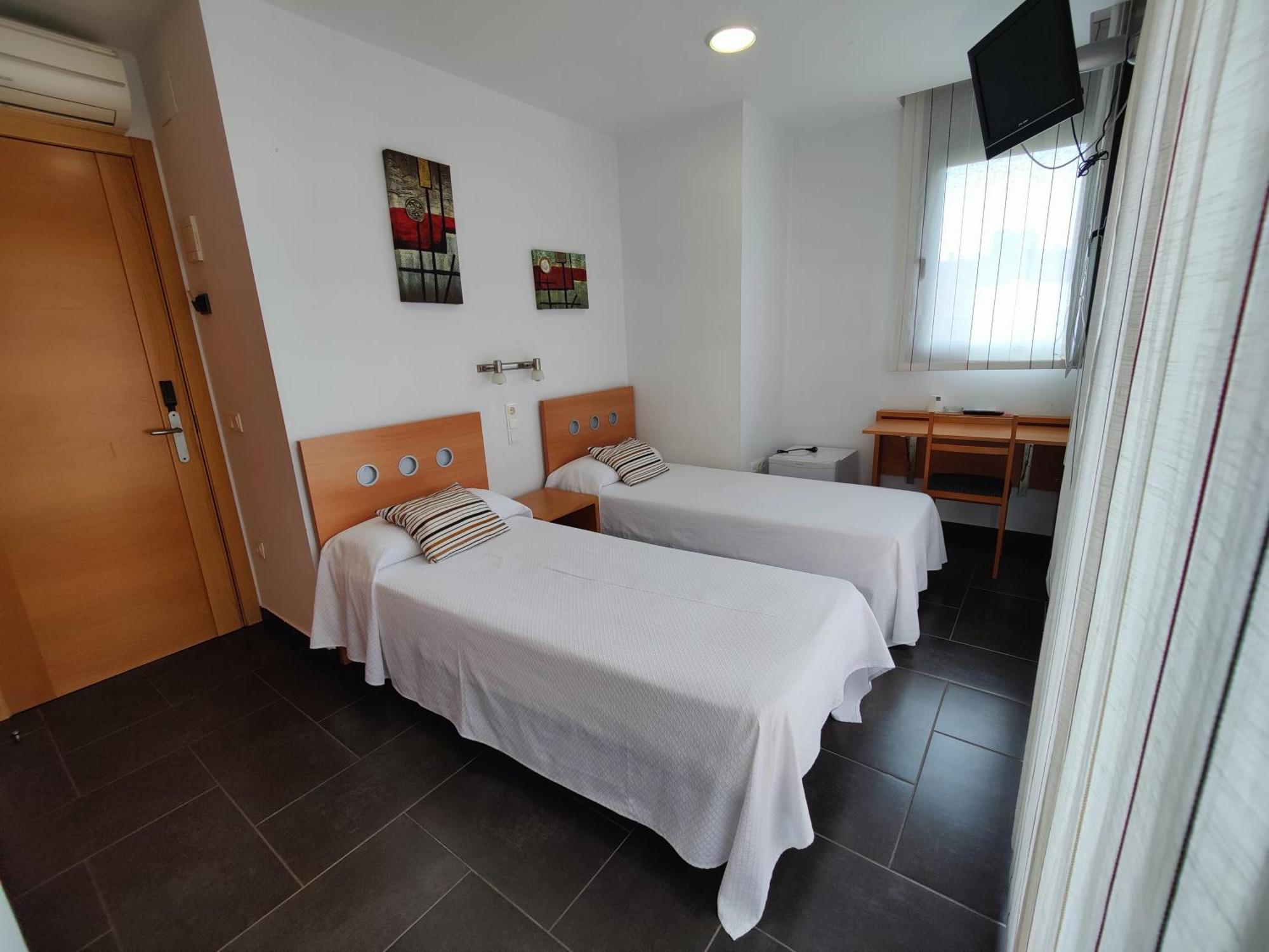 Hostal Manel Пинеда-де-Мар Экстерьер фото