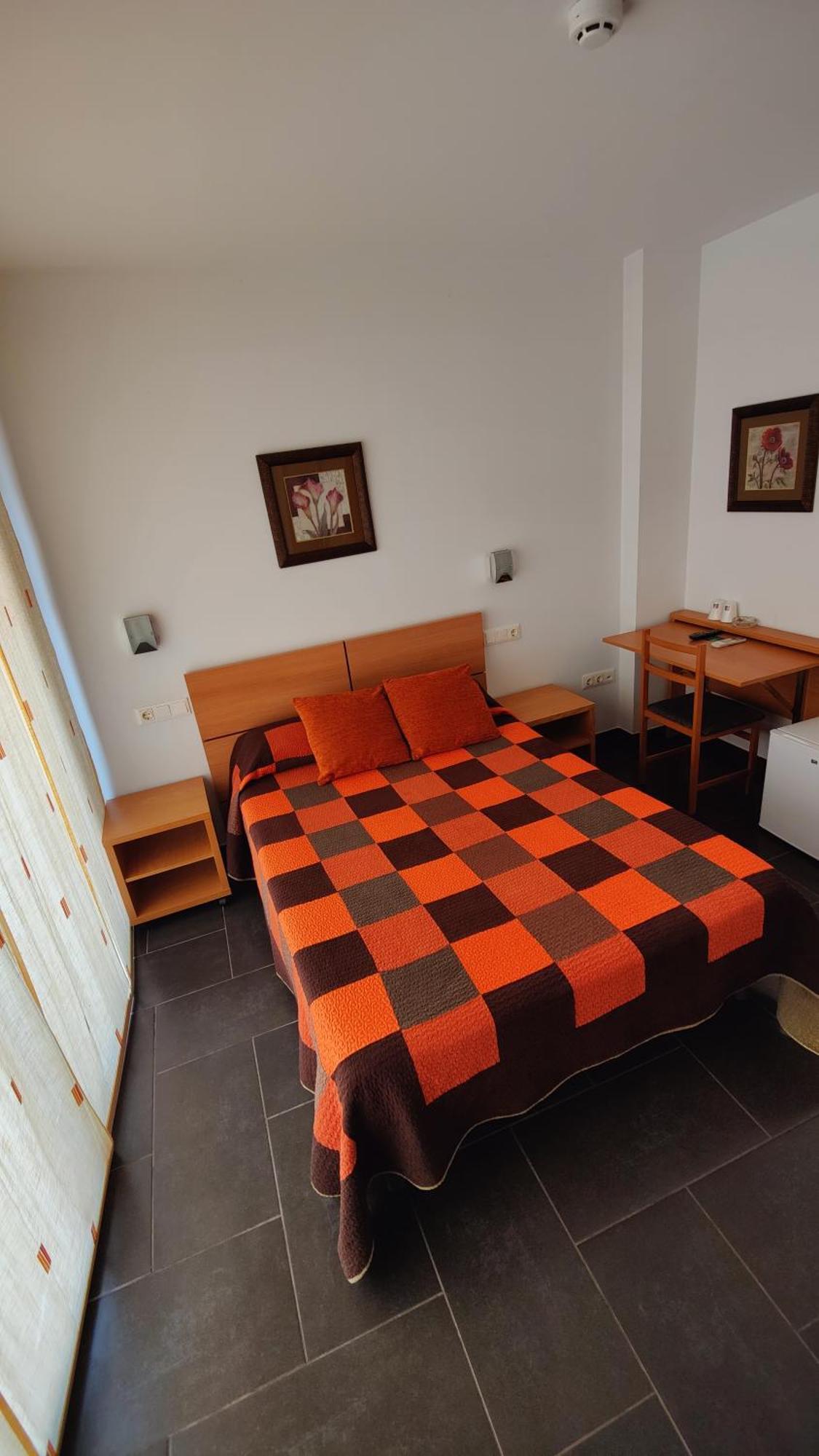 Hostal Manel Пинеда-де-Мар Экстерьер фото