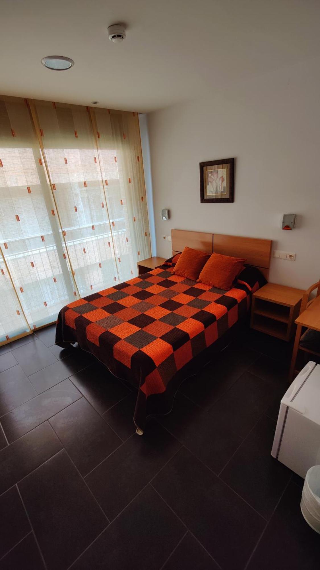 Hostal Manel Пинеда-де-Мар Экстерьер фото