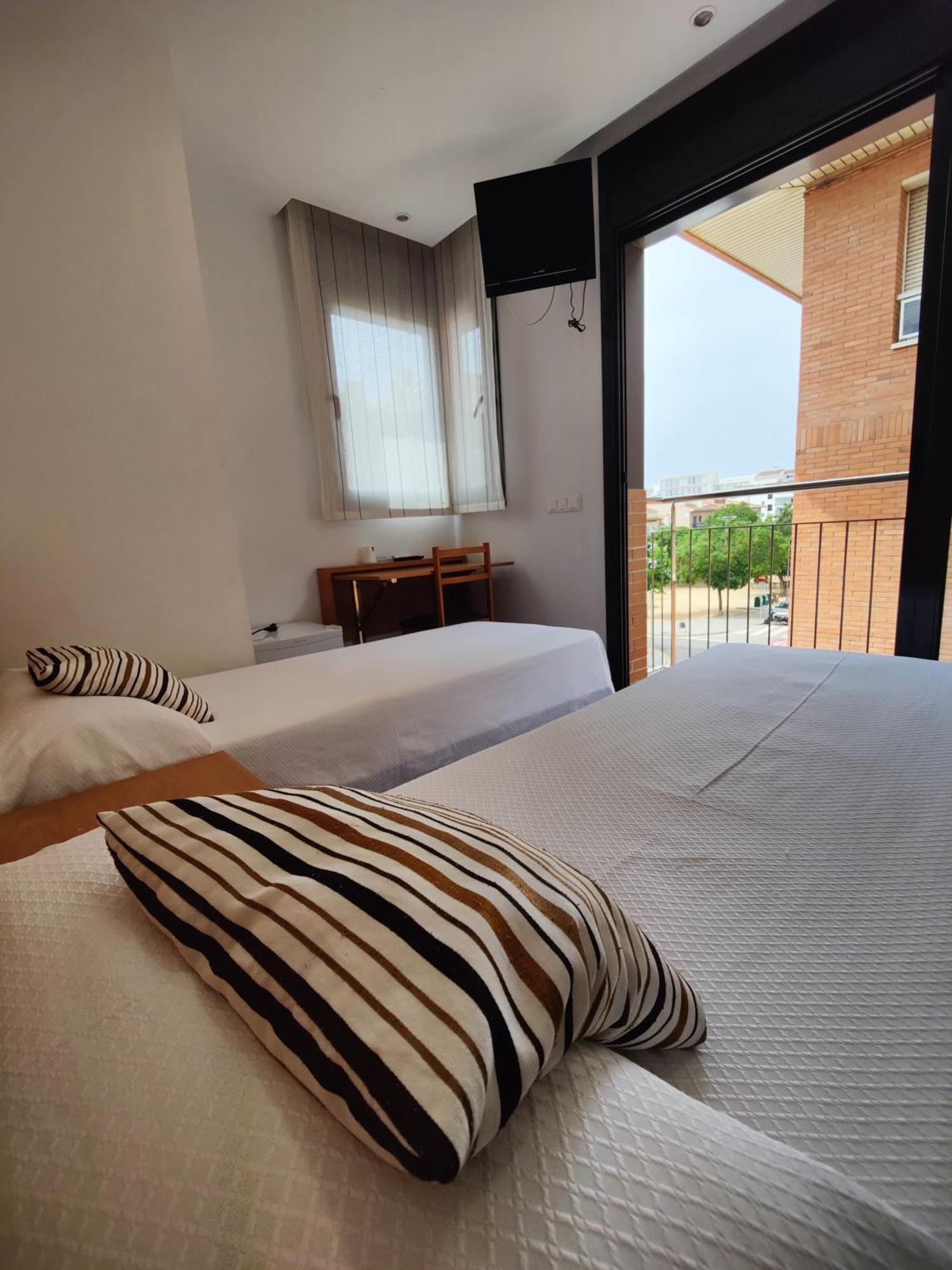 Hostal Manel Пинеда-де-Мар Экстерьер фото