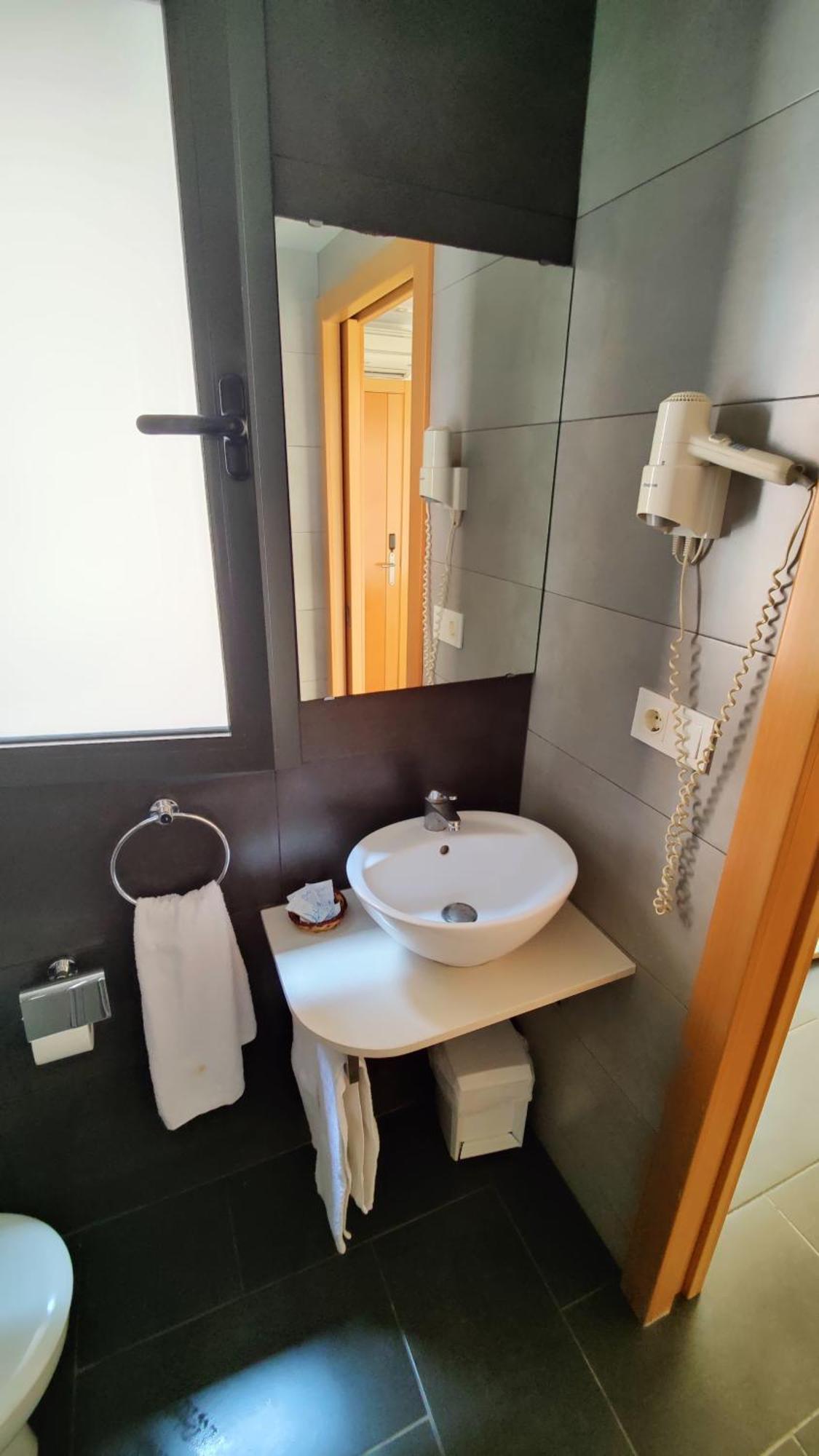 Hostal Manel Пинеда-де-Мар Экстерьер фото