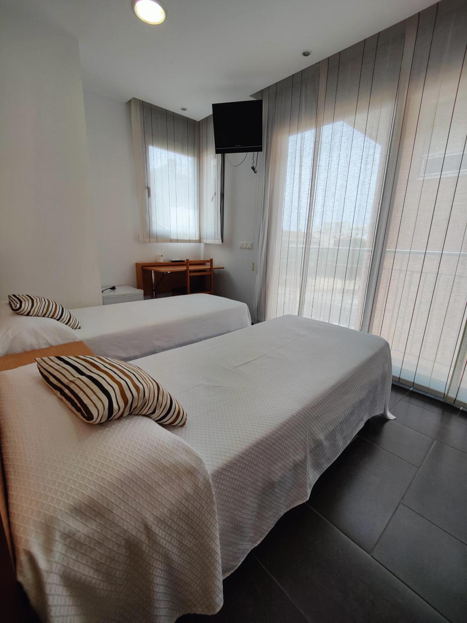 Hostal Manel Пинеда-де-Мар Экстерьер фото