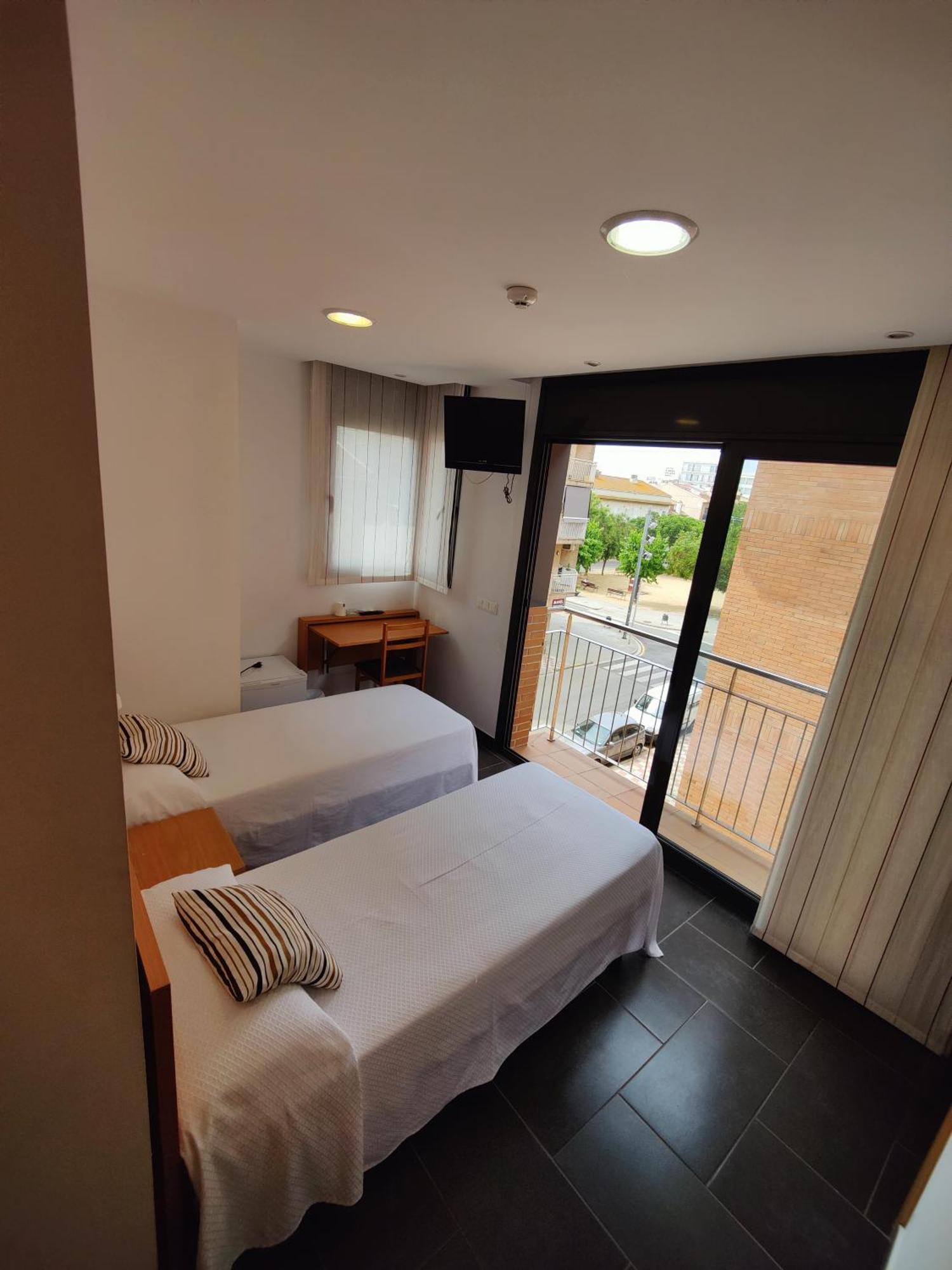 Hostal Manel Пинеда-де-Мар Экстерьер фото